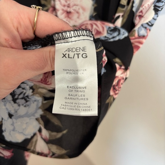 🎉4/30$🎉 Ardene Black and Pink Floral Short Sleeve Blouse PTP 23 in🌸 - Picture 3 of 4